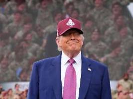 geldscheine, denkmal, metro-name: trump-fans im kongress huldigen präsident mit schrägen ideen