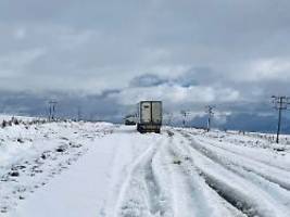 schulbus weggeschwemmt: gefährlicher wintereinbruch führt zu toten in südafrika
