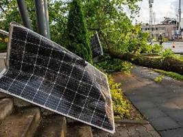 Schäden an und durch Solaranlage: Balkonkraftwerk versichern: Welche Police deckt was ab?