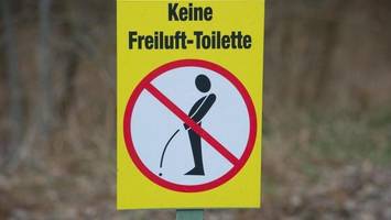 Feiernde Männer, die das Wasser nicht halten können