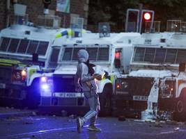 nordirland: dritte nacht in folge rassistische krawalle