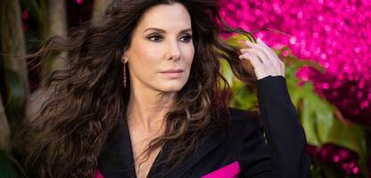 sandra bullock: schauspielerin lud dakota johnson nach auszeichnung mit »goldener himbeere« zum brunch der verschmähten ein