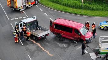 Fahrer von Schulbus übersieht Gegenverkehr – zwei Verletzte