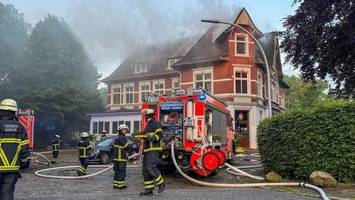 feuer in wohnhaus – anwohner retten sich auf vordach
