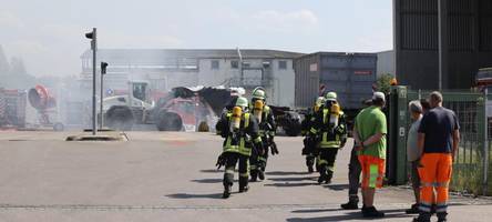 feuer bricht in recyclingfirma in lechhausen aus