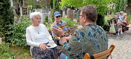 zum reden auf den friedhof: wie ein treff auf dem friedhof gegen einsamkeit wirkt