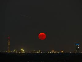 Seltenes Himmelsspektakel: So schön strahlt der Erdbeermond im Münchner Nachthimmel