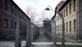 extremismus: rechte geste in auschwitz gezeigt - schüler suspendiert
