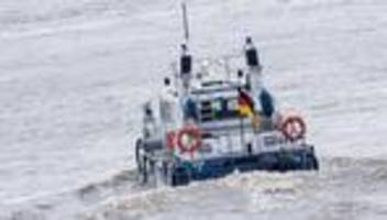 köln: person im rhein – matrose springt von schiff, um zu helfen