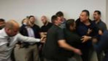 proteste in den usa: rabiater vorfall: us-senator aus pressekonferenz gezerrt