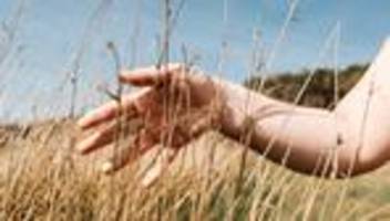 sunburn von chloe michelle howarth: tage wie halb geschmolzenes kerzenwachs