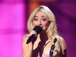 Provokantes Cover veröffentlicht: Sabrina Carpenter überrascht mit neuem Album