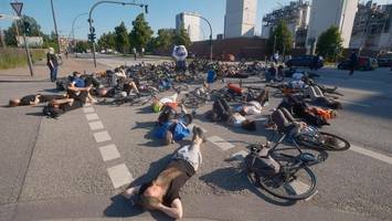 gedenken an tödlichen unfall: radfahrer legen sich „sterben“