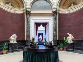 Kunst: Reifes Alter unter Palmen