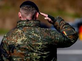 Affäre mit Konsequenzen: Sex mit Frau von Kamerad kostet Soldaten Bezüge