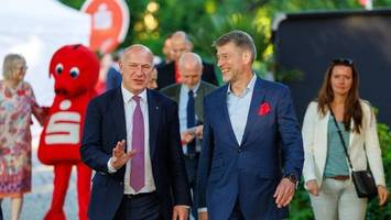 giffey und wegner netzwerken beim sommerempfang der sparkasse