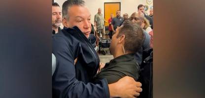 Alex Padilla in Handschellen abgeführt: »Hände weg! Ich bin Senator«