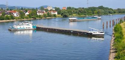 donau bei regensburg: frachtschiff festgefahren – einsatzkräfte starten neue bergungsversuche