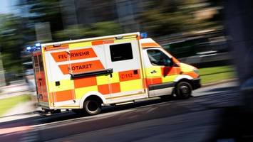 Kleintransporter erfasst Motorrad – Biker (72) schwer verletzt