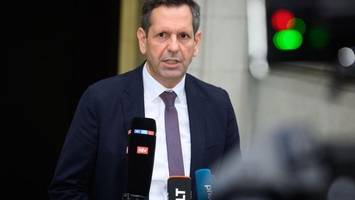 Ministerpräsident Lies verletzt Radfahrer mit Autotür