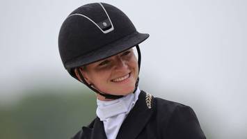 olympiasiegerin julia krajewski führt nach der dressur