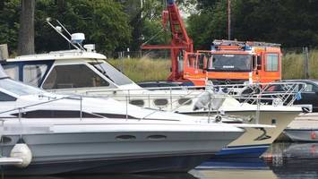 sportboot in flammen: skipper rettet sich mit sprung ins wasser