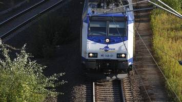 Unbekannte surfen auf Metronom-Lok in Winsen – Polizei sucht Zeugen