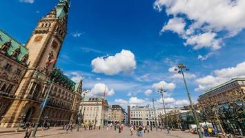 veteranentag: drei gegendemos, viel polizei und scharfschützen in der city