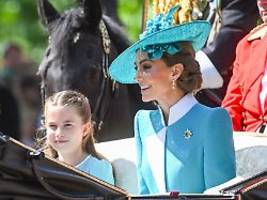 detail erinnert an queen: prinzessin kate strahlt in türkis bei trooping the colour-parade