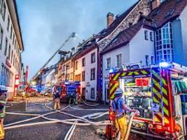 ein feuerwehrmann verletzt: großbrand in historischer altstadt von villingen-schwenningen