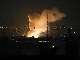 explosionen und rauchsäulen: israelische geschosse treffen flughafen in teheran