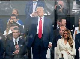 Umstrittene Feierlichkeiten: Trump eröffnet Militärparade - Zehntausende bei landesweiten Gegenprotesten