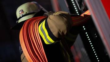 mehrere gebäude in altstadt von villingen-schwenningen in flammen