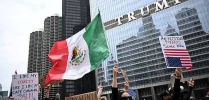 Zehntausende protestieren gegen Donald Trump – Auto fährt in Menschengruppe