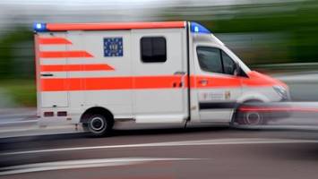 Kleinkind und zwei Erwachsene bei Abbiegeunfall verletzt