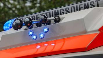 Motorrad und Auto prallen zusammen - Frau schwer verletzt