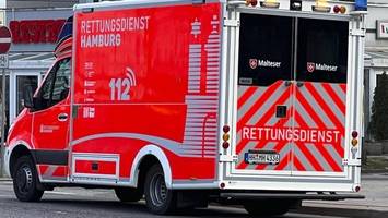 auto prallt gegen ampelmast – eine verletzte in der klinik