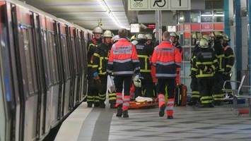 Mann gerät ins Gleisbett und wird von U-Bahn erfasst