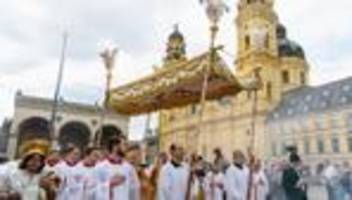 brauchtum und religion: die alte pracht - katholische kirche feiert fronleichnam