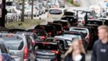 verkehr: veteranentag, demos und a7-sperrung: viel stau in hamburg