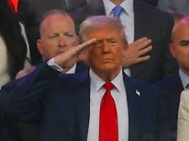 Das tun Diktatoren: Trump salutiert quietschenden Panzern vor stiller Menge