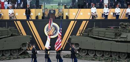 Parade in Washington: Präsident Donald Trump lässt die Armee im Nieselregen marschieren