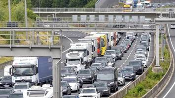 a7 nach süden und a1 nach lübeck gesperrt - mehr zeit nötig