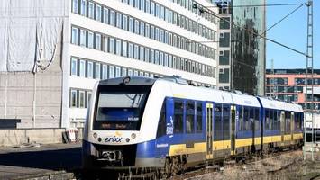 Auto und Zug stoßen in Braunschweig zusammen