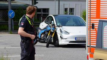 rote ampel übersehen? biker mit kind als sozius kracht in tesla