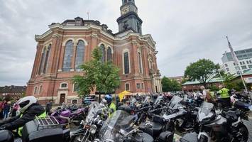 700 Menschen beim Motorradgottesdienst im Hamburger Michel