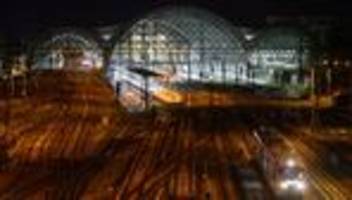am dresdner hauptbahnhof: teenager will auf zug aufspringen und verletzt sich schwer