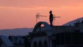 Überblick am Abend: Israel greift iranischen Staatssender an, Evakuierungen aus Nahost