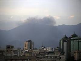 gebäude steht in flammen: explosion in live-sendung: israel attackiert iranischen staatssender