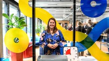 wegner bei der eröffnung des amazon-towers in berlin
